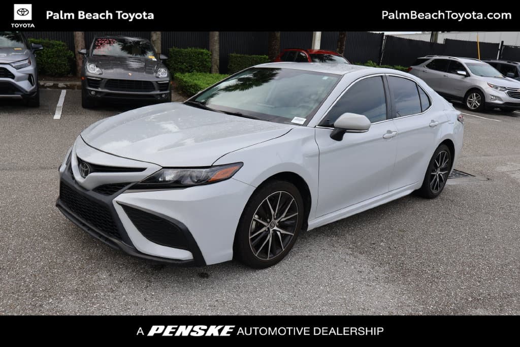2024 Toyota Camry SE — photo 1 of 8