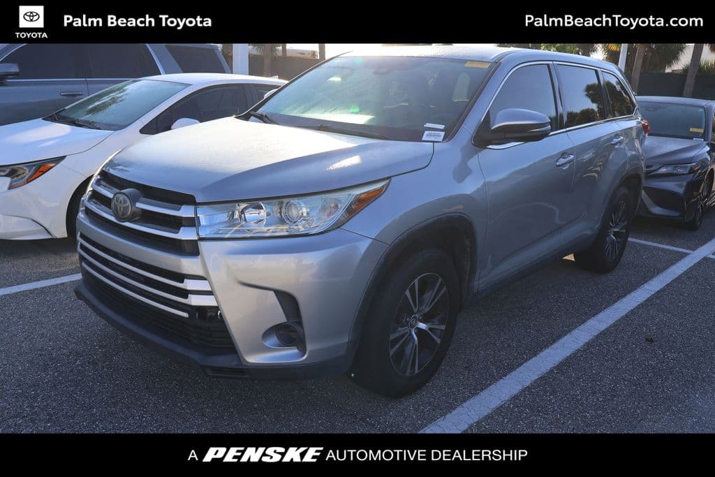 2019 Toyota Highlander LE — photo 1 of 7