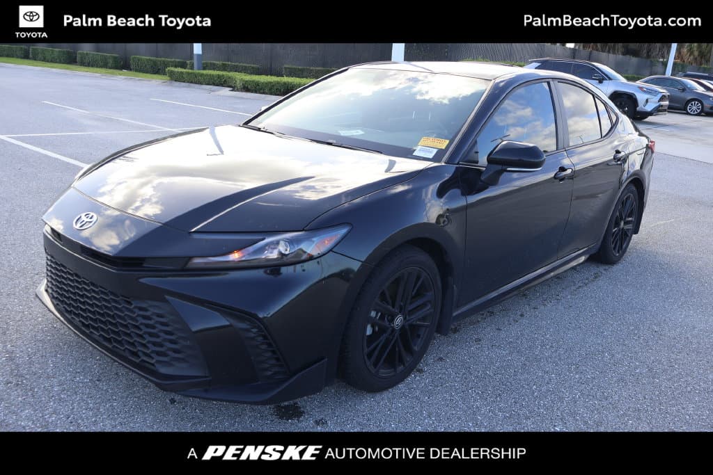 2025 Toyota Camry SE — photo 1 of 8
