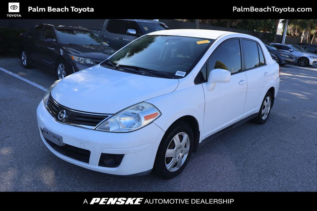 2011 Nissan Versa 1.8 S — photo 1 of 8