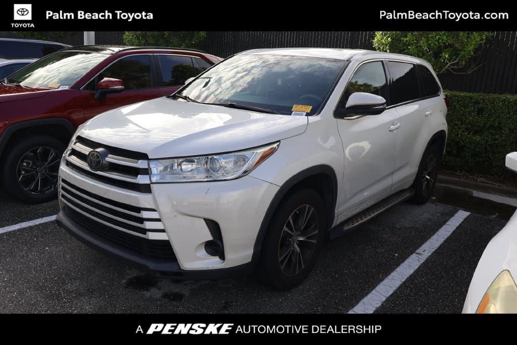 2018 Toyota Highlander LE — photo 1 of 8