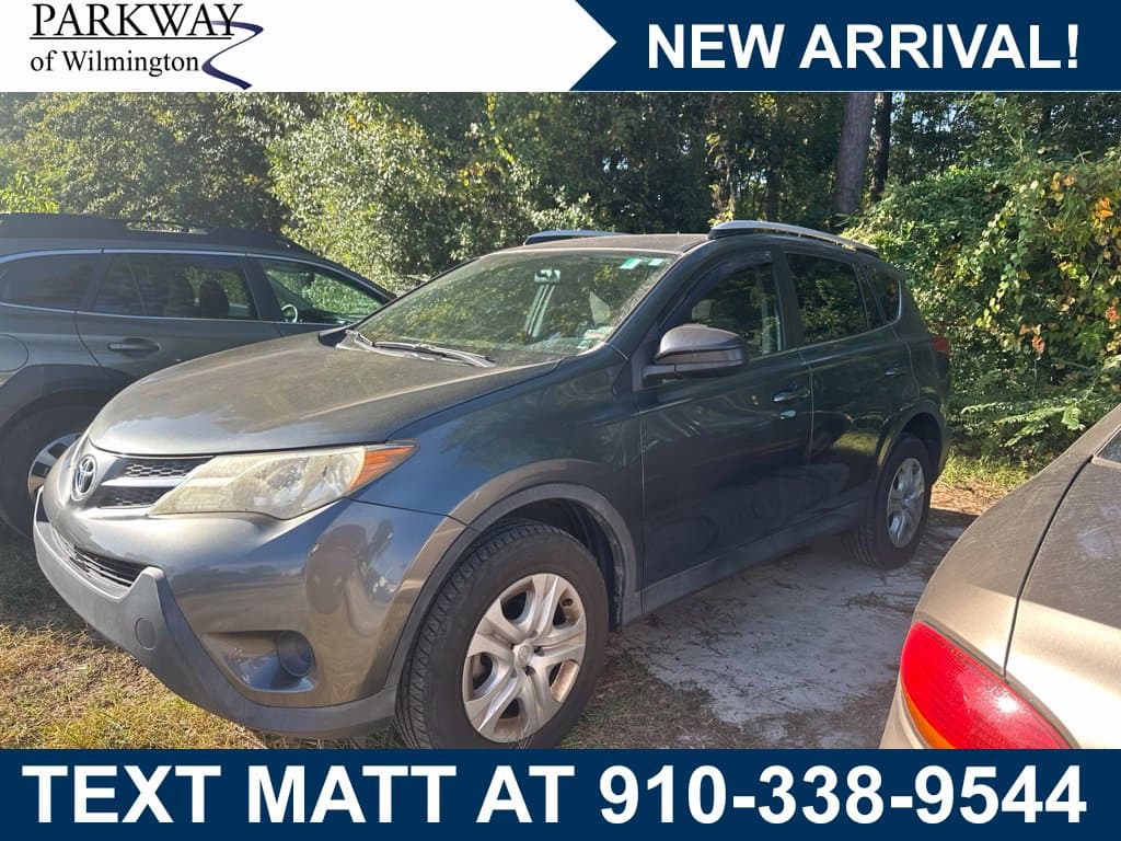 2015 Toyota RAV4 LE — photo 1 of 2