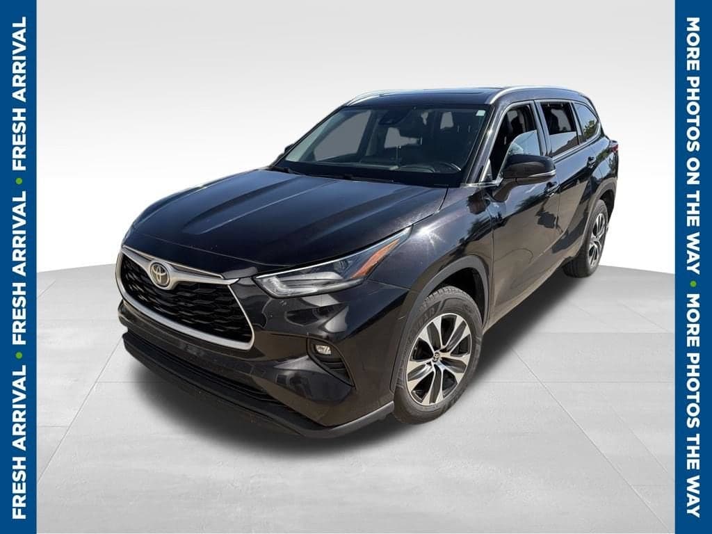 2021 Toyota Highlander XLE — photo 1 of 8