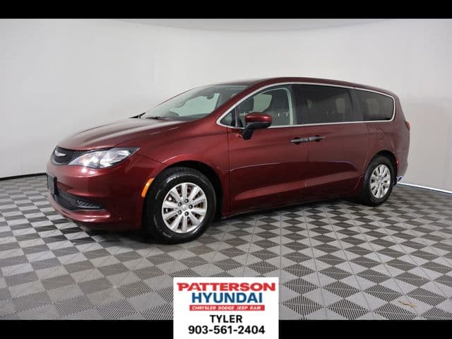 2021 Chrysler Voyager L — photo 1 of 32