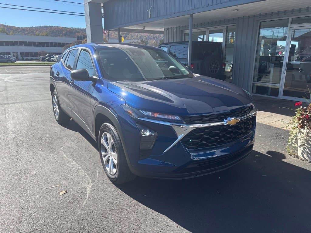 2024 Chevrolet Trax LS — photo 1 of 4