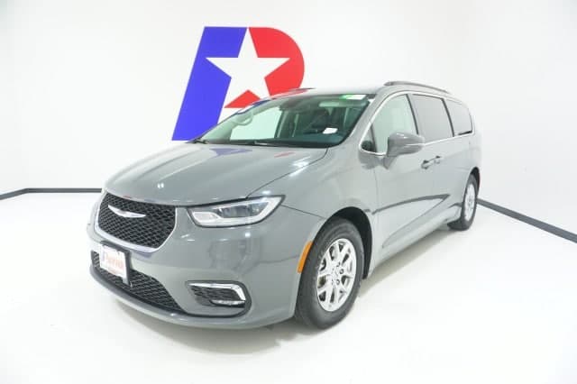 2022 Chrysler Pacifica Touring L — photo 1 of 40