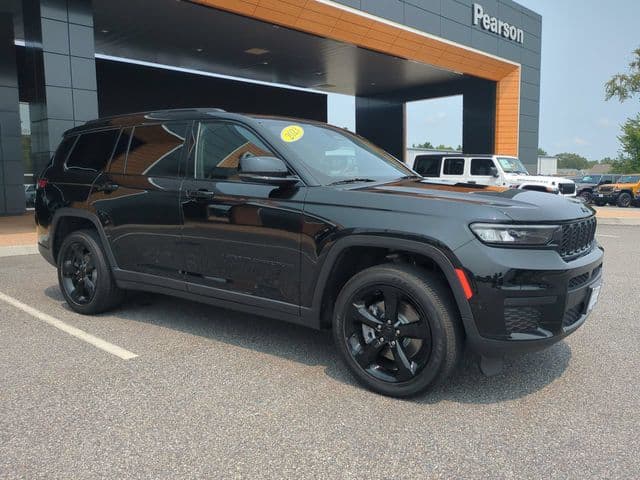 2023 Jeep Grand Cherokee Laredo — photo 1 of 29