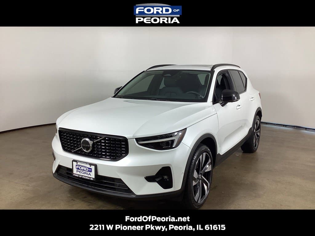 2024 Volvo XC40 Plus Dark Theme — photo 1 of 32