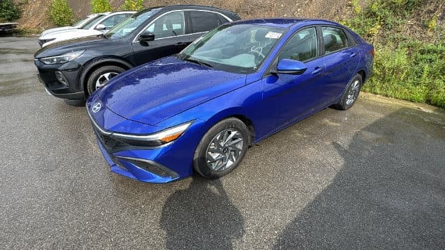 2024 Hyundai Elantra SEL — photo 1 of 10