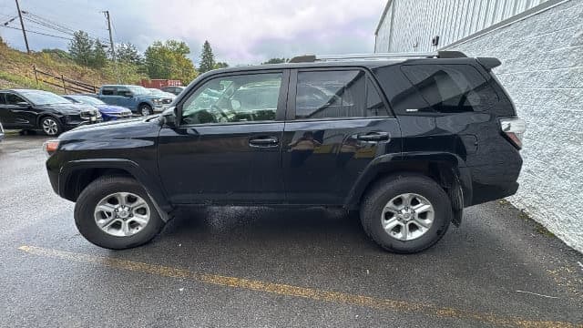 2021 Toyota 4Runner SR5 — photo 1 of 10