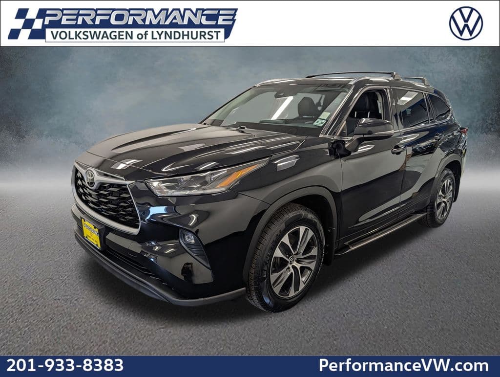 2021 Toyota Highlander XLE — photo 1 of 37