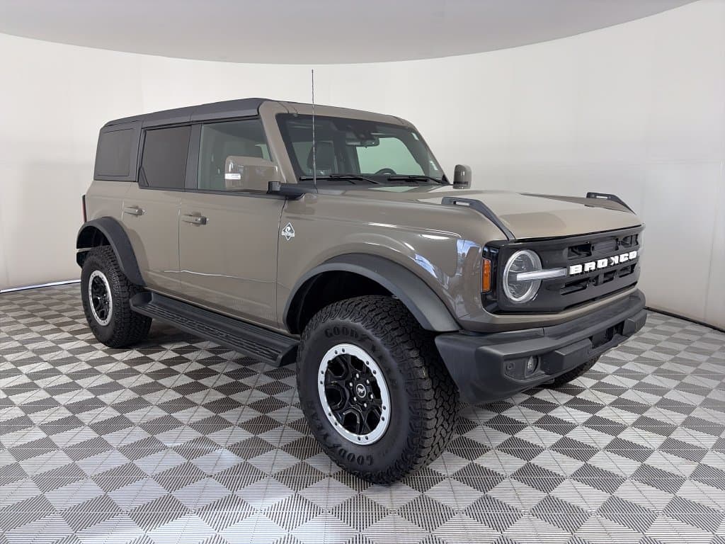 2025 Ford Bronco Outer Banks — photo 1 of 33