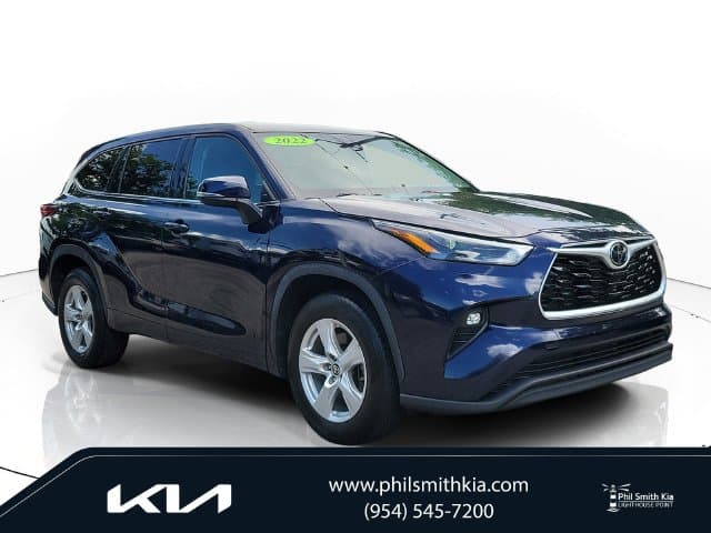 2022 Toyota Highlander LE — photo 1 of 30