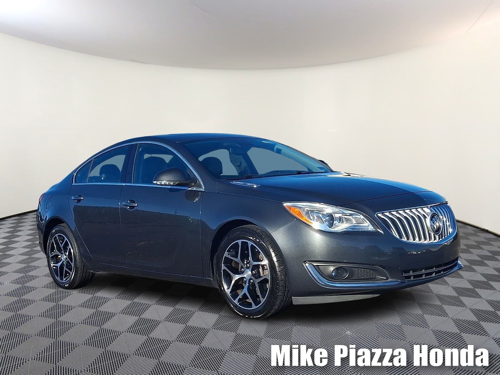 2017 Buick Regal Sport Touring — photo 1 of 31