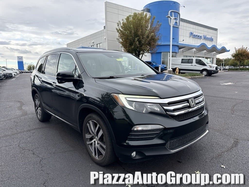 2017 Honda Pilot Touring — photo 1 of 8