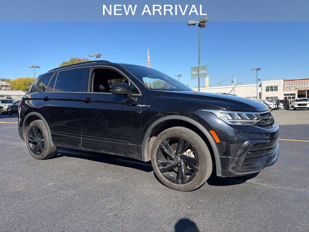 2024 Volkswagen Tiguan SE R-Line Black — photo 1 of 9