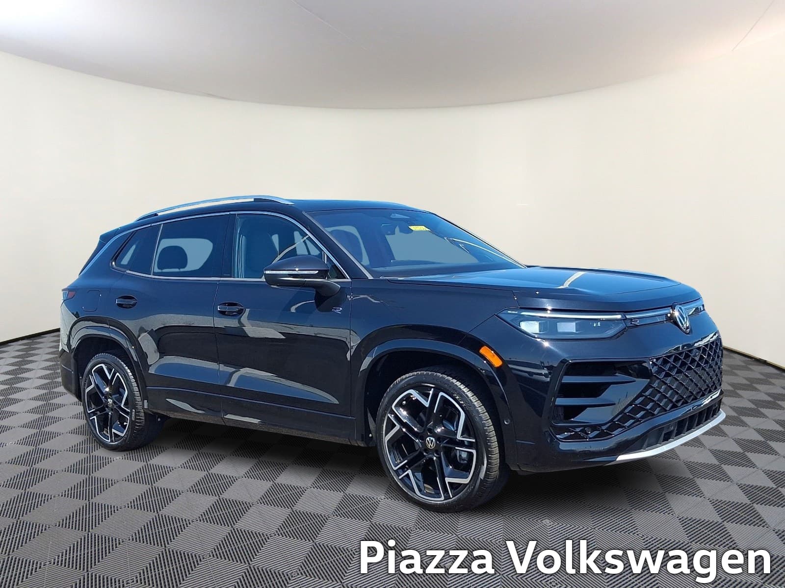 2026 Volkswagen Tiguan SEL R-Line Turbo — photo 1 of 11