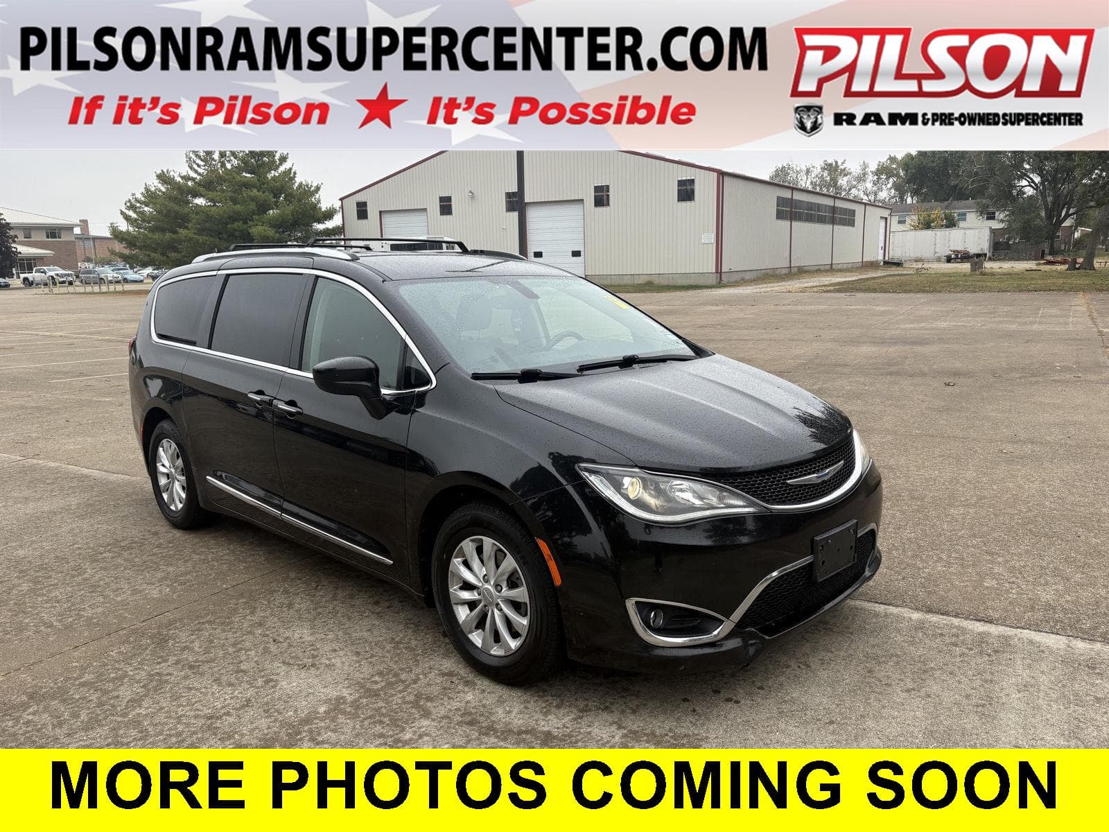 2019 Chrysler Pacifica Touring L — photo 1 of 10