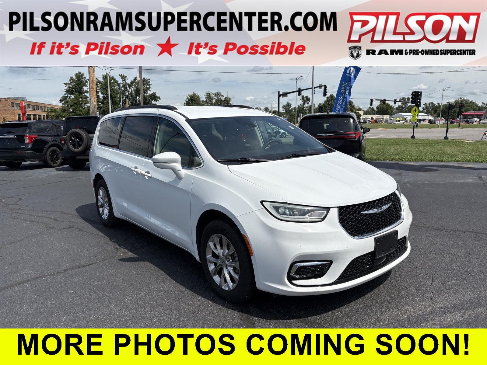 2022 Chrysler Pacifica Touring L — photo 1 of 10