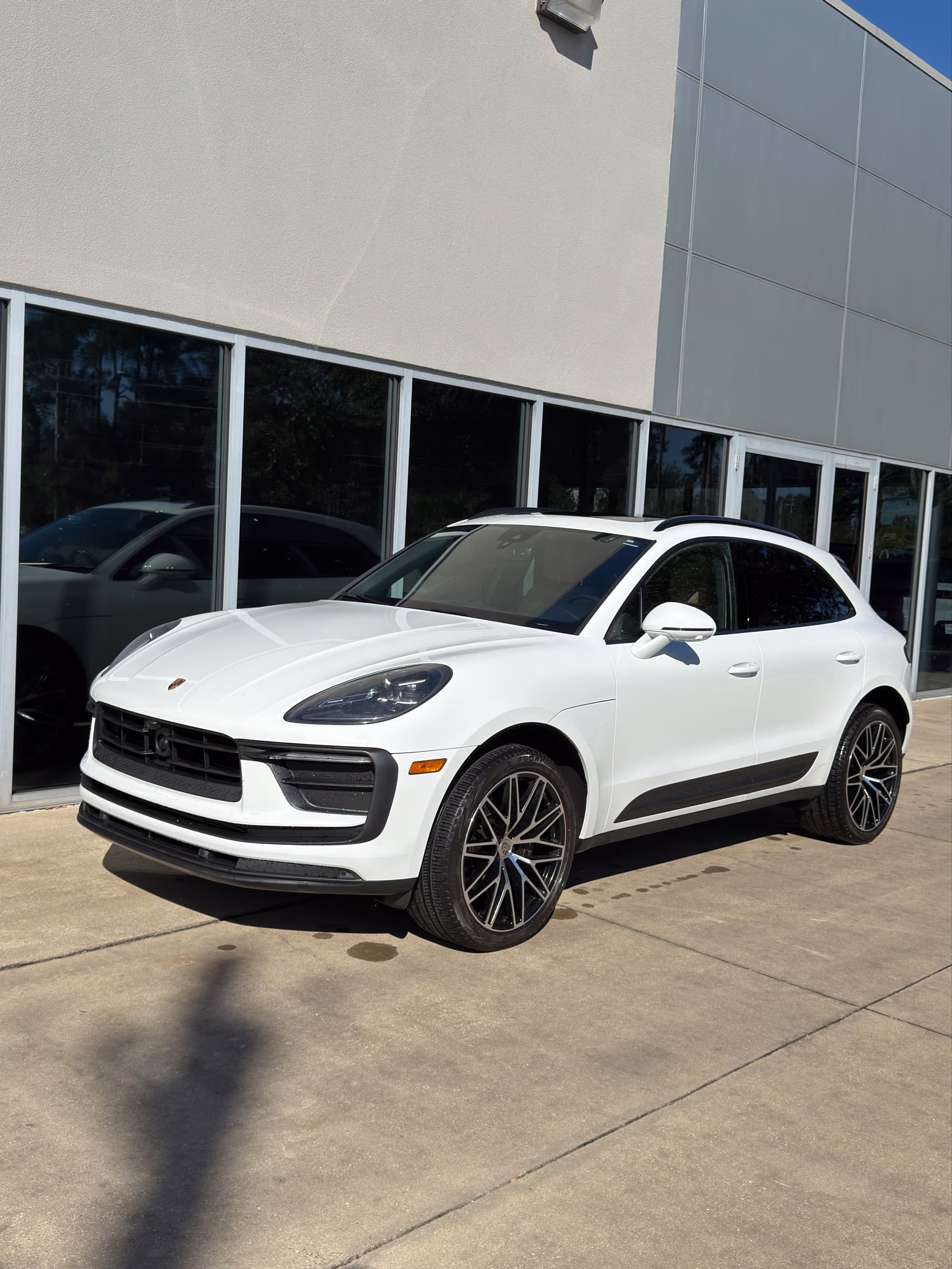 2023 Porsche Macan Base — photo 1 of 17