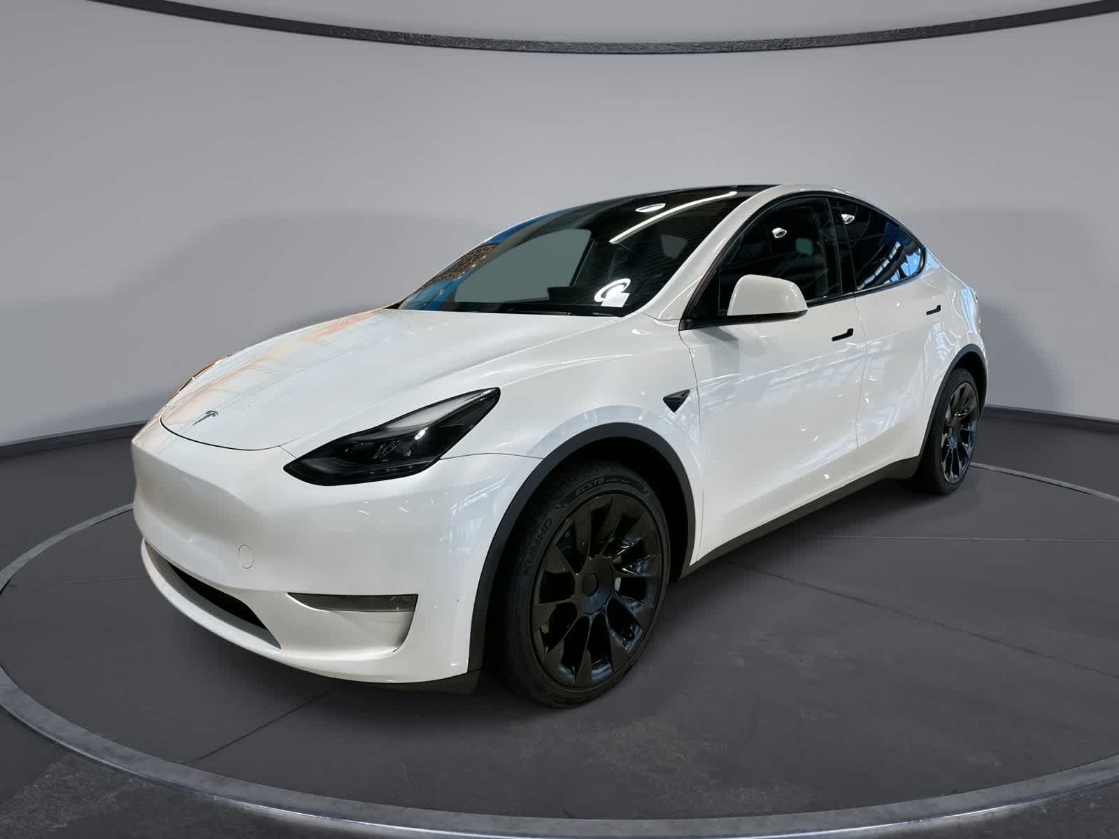 2024 Tesla Model Y Long Range — photo 1 of 32