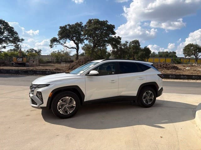 2025 Hyundai Tucson Hybrid Blue — photo 1 of 15