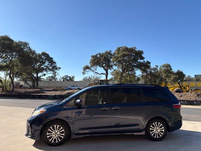 2019 Toyota Sienna XLE — photo 1 of 35