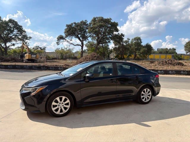2020 Toyota Corolla LE — photo 1 of 15