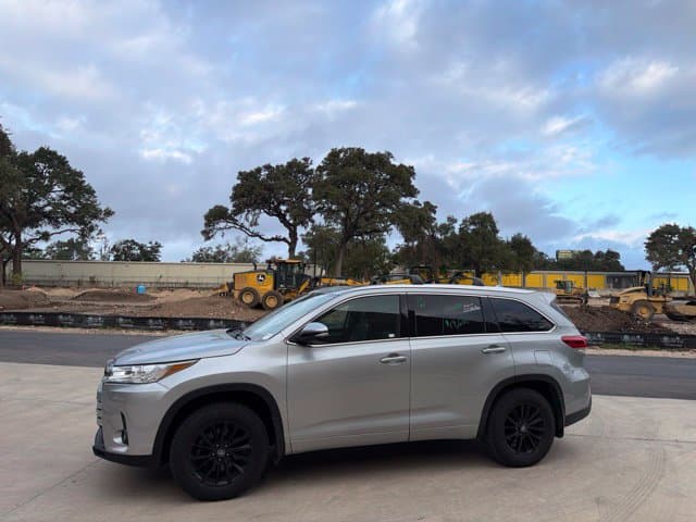 2017 Toyota Highlander XLE — photo 1 of 15