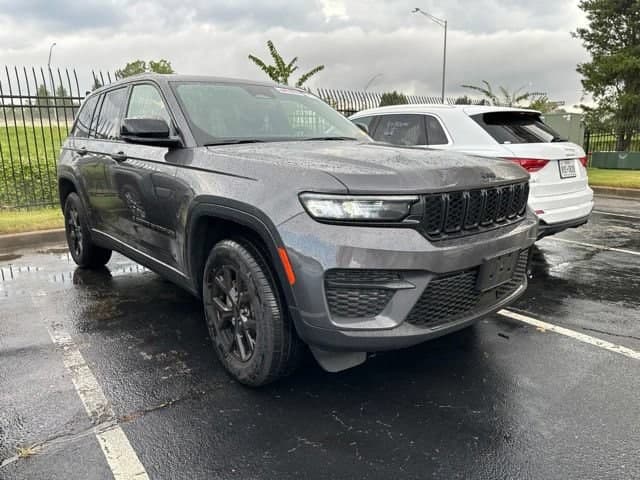 2024 Jeep Grand Cherokee Altitude — photo 1 of 3
