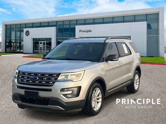 2017 Ford Explorer XLT — photo 1 of 38