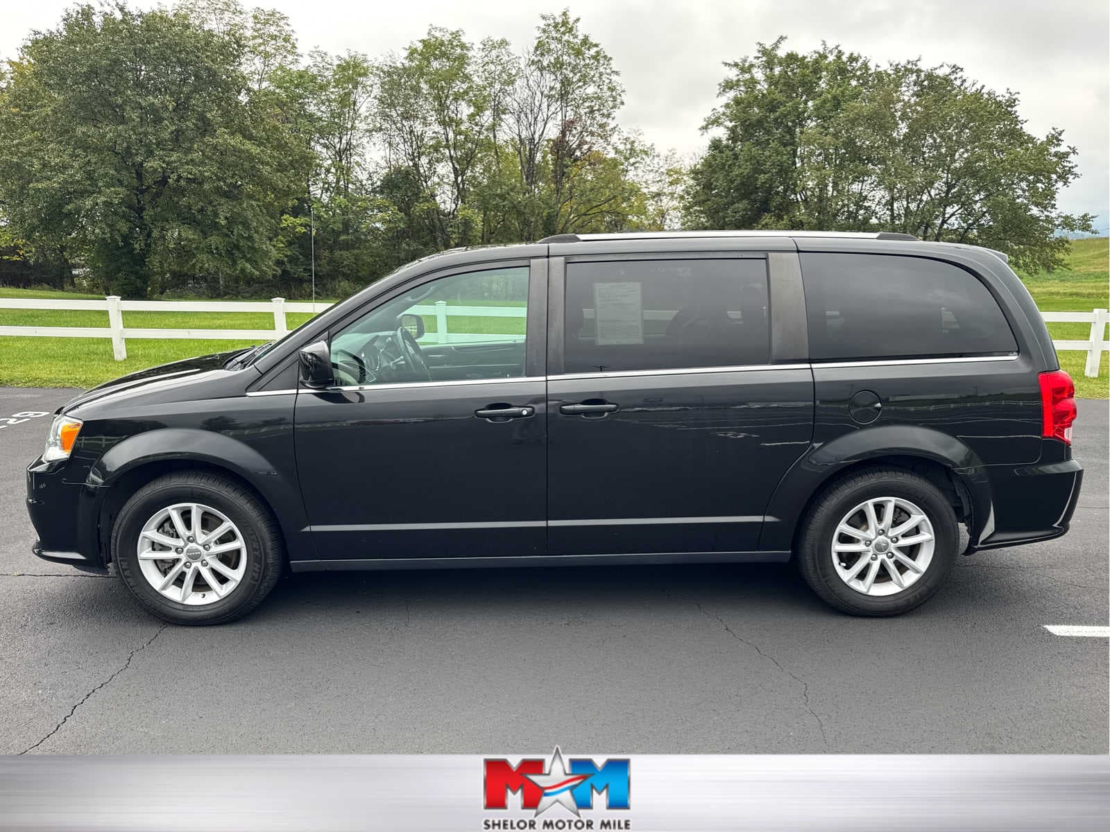 2019 Dodge Grand Caravan SXT — photo 1 of 33