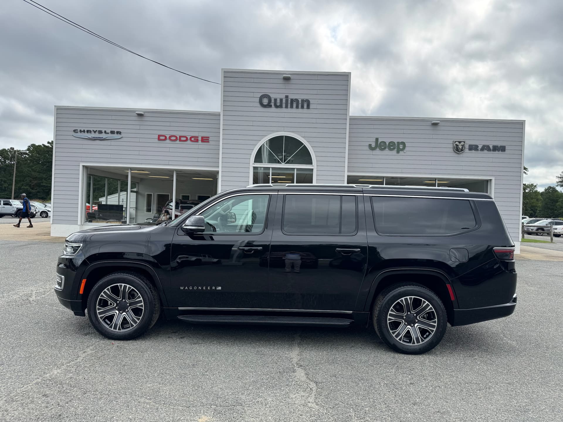 2024 Jeep Wagoneer L Base — photo 1 of 12