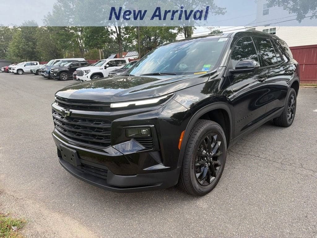 2024 Chevrolet Traverse AWD LT — photo 1 of 12
