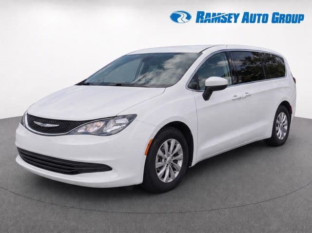 2017 Chrysler Pacifica Touring — photo 1 of 8
