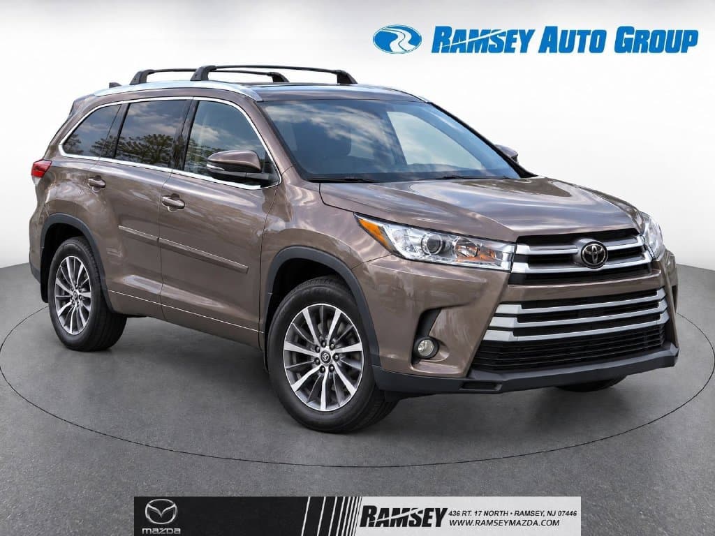 2018 Toyota Highlander Base — photo 1 of 8