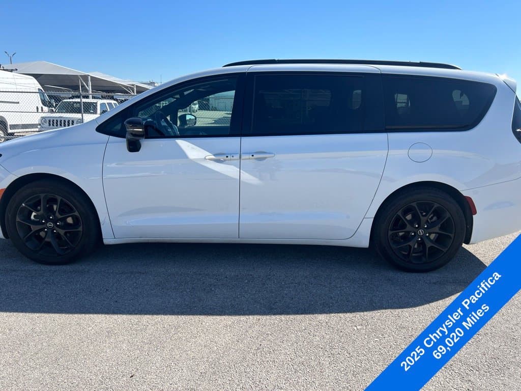 2025 Chrysler Pacifica Limited — photo 1 of 18