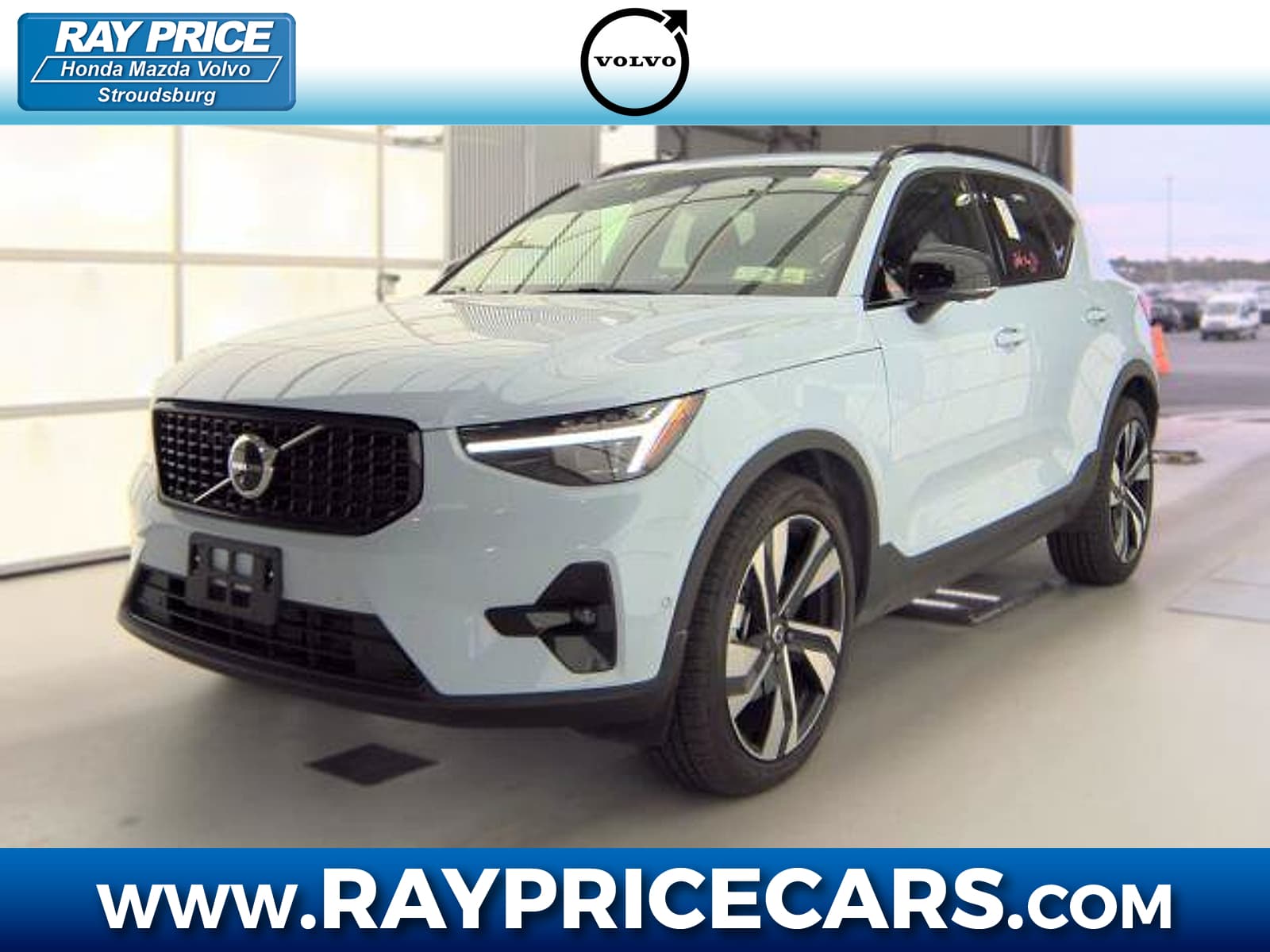 2026 Volvo XC40 Base — photo 1 of 3