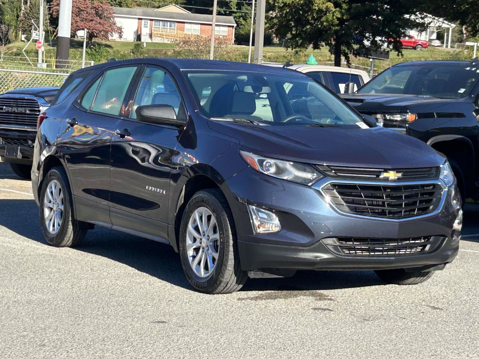 2018 Chevrolet Equinox LS — photo 1 of 25