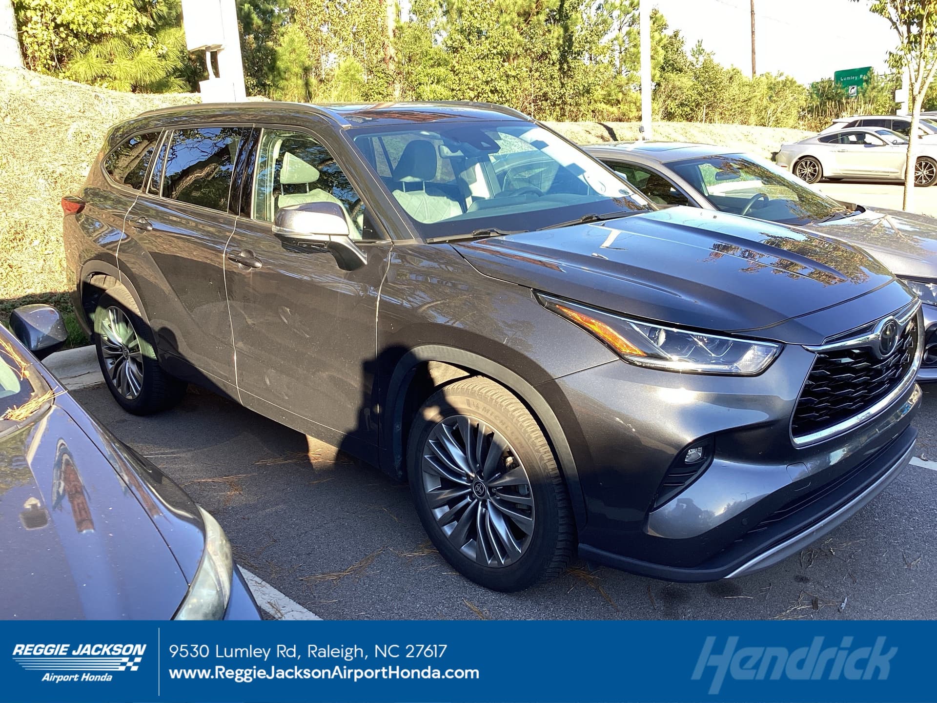 2020 Toyota Highlander Platinum — photo 1 of 12