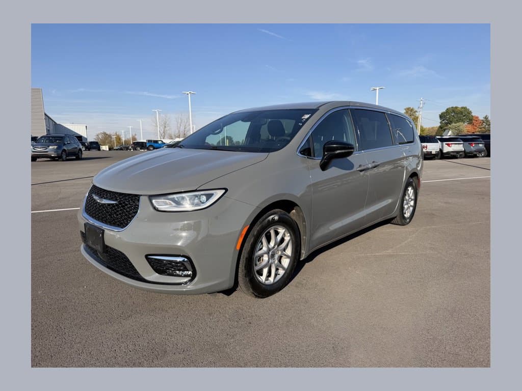 2025 Chrysler Pacifica Select — photo 1 of 21