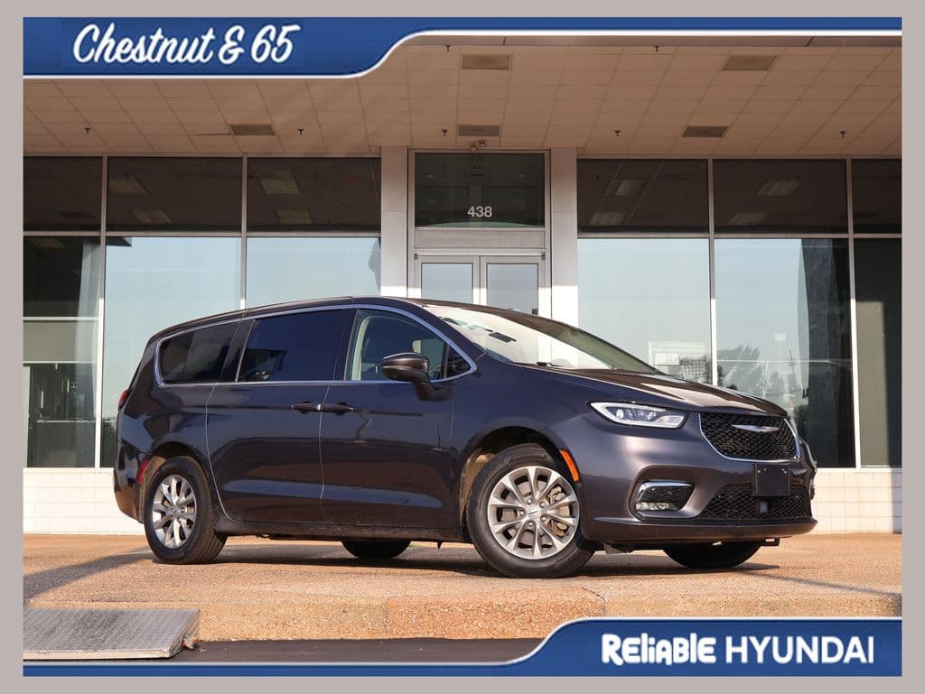 2023 Chrysler Pacifica Touring L — photo 1 of 41