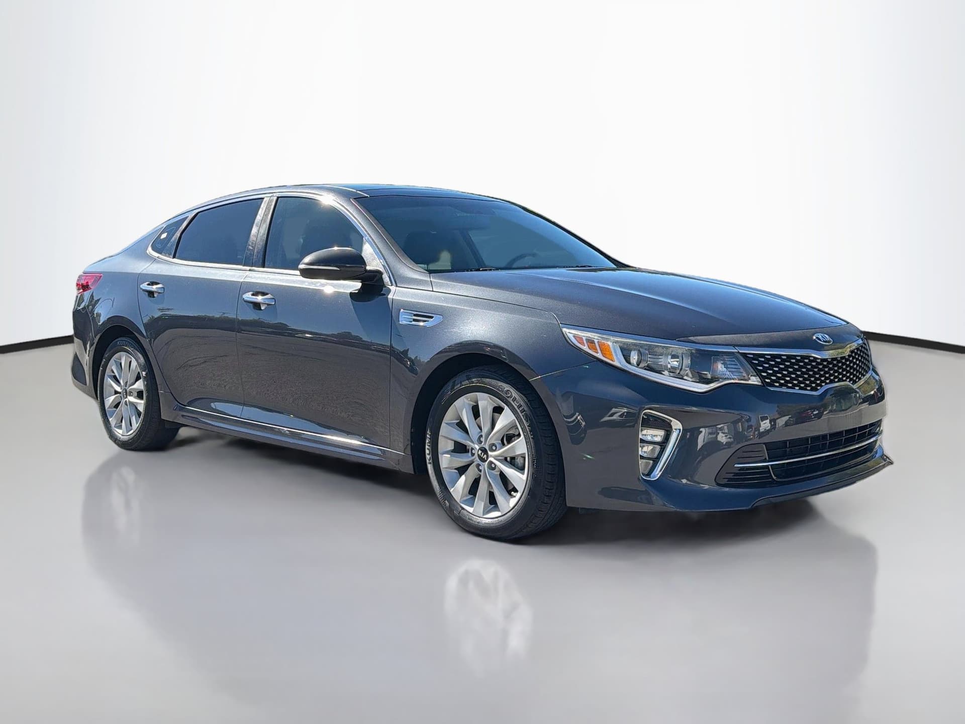 2018 Kia Optima S — photo 1 of 34