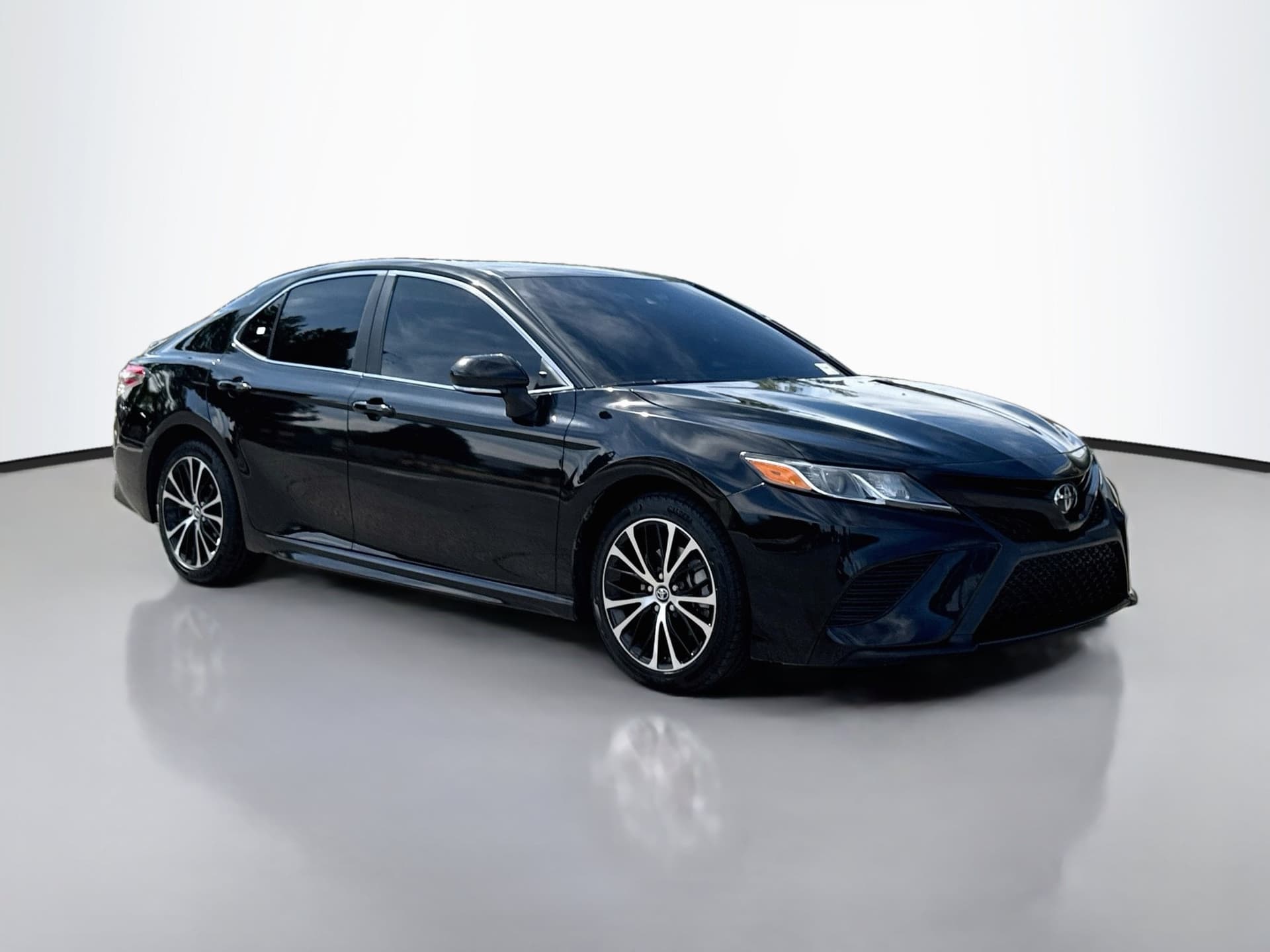 2018 Toyota Camry SE — photo 1 of 35