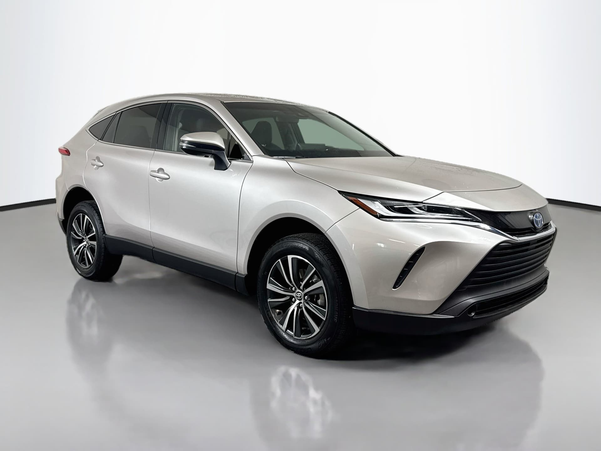 2024 Toyota Venza LE — photo 1 of 36