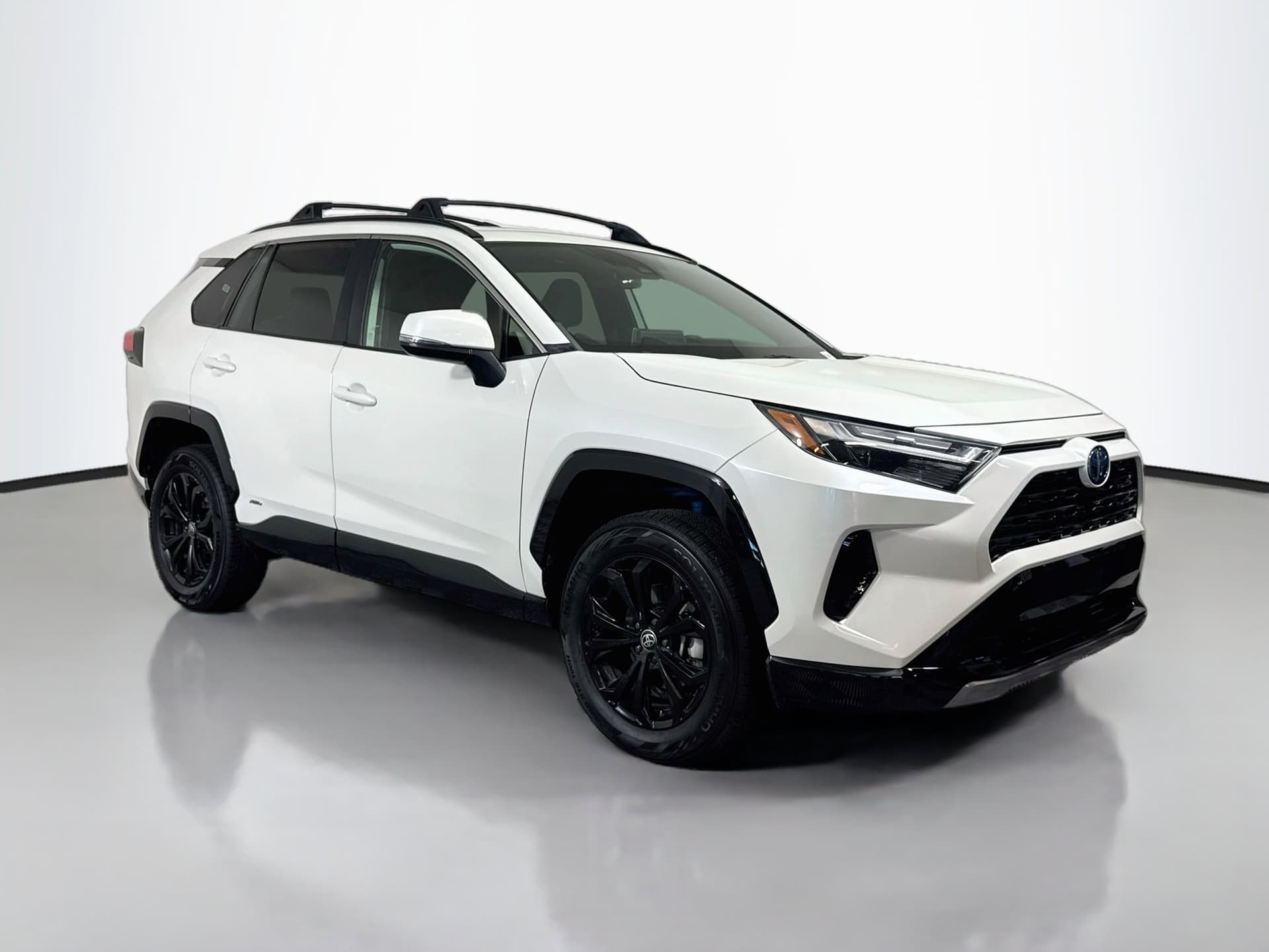 2022 Toyota RAV4 Hybrid SE — photo 1 of 36