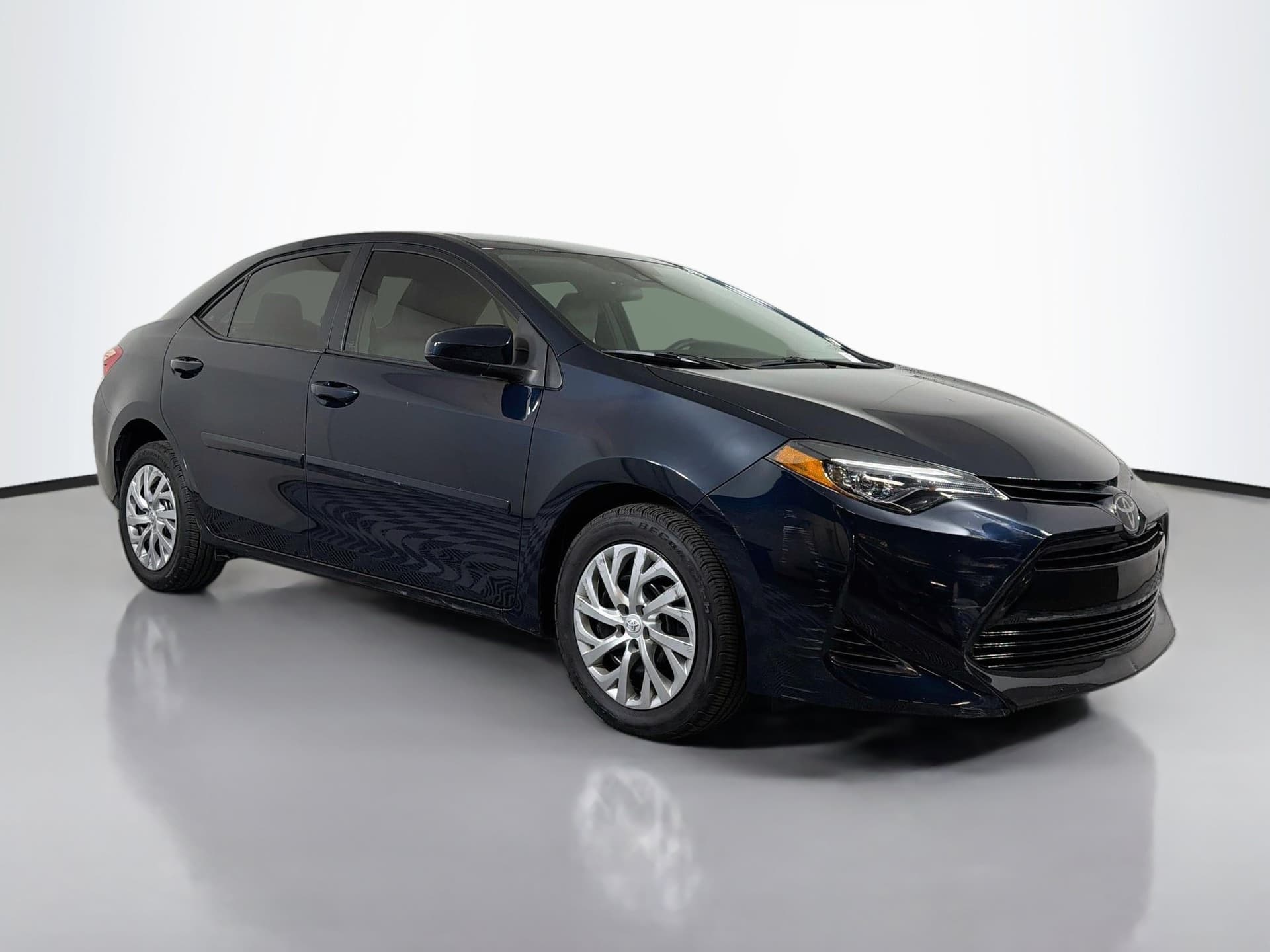 2019 Toyota Corolla LE — photo 1 of 33