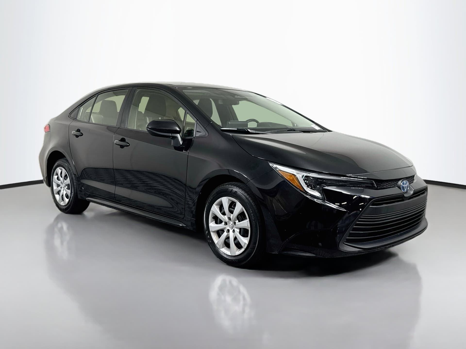 2025 Toyota Corolla Hybrid LE — photo 1 of 35