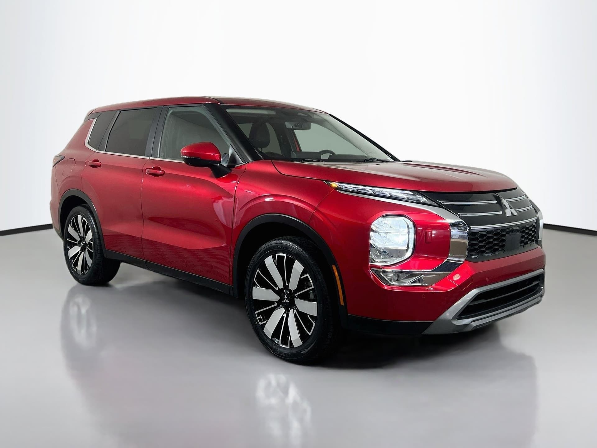 2025 Mitsubishi Outlander SE — photo 1 of 38