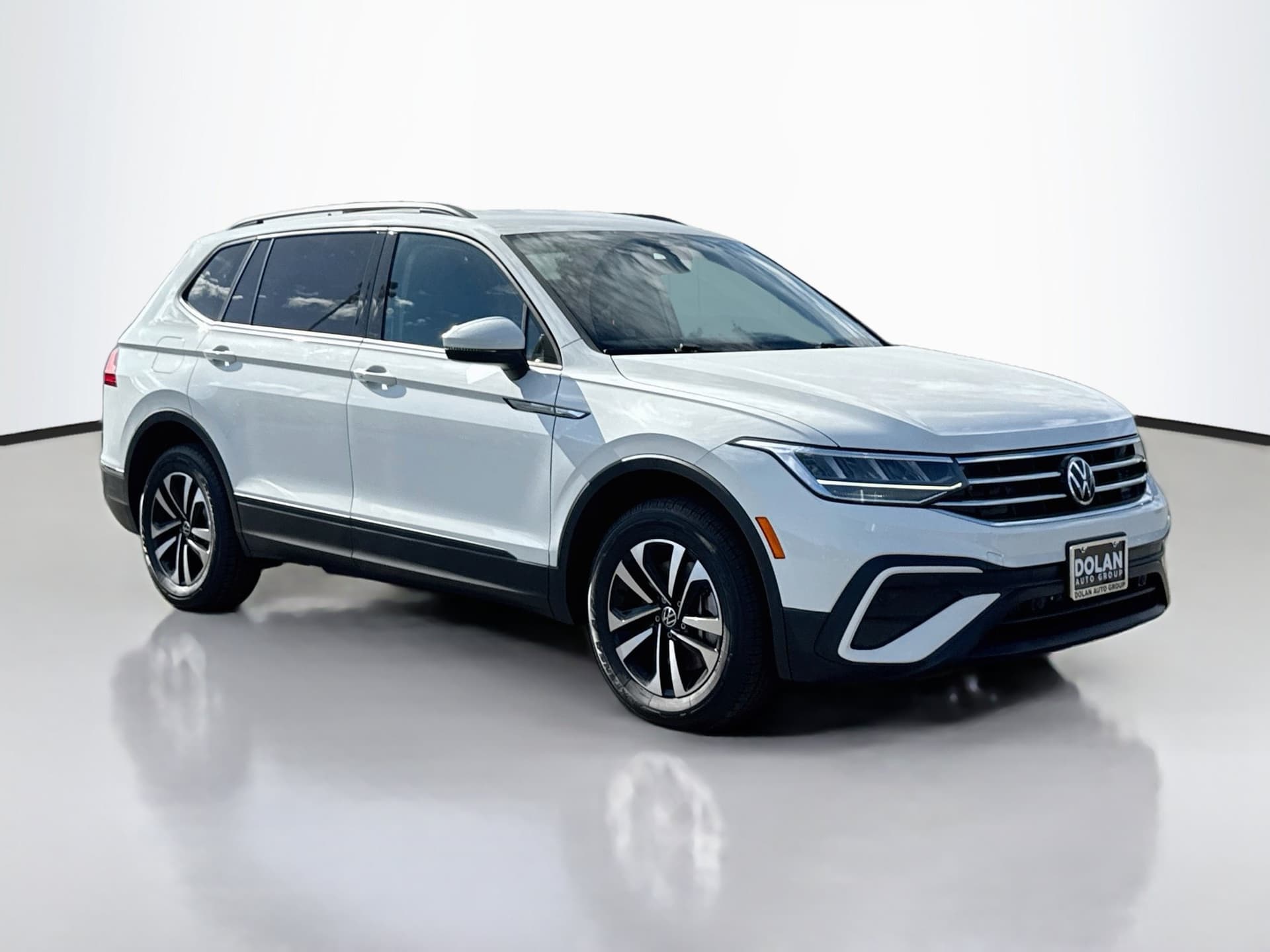 2024 Volkswagen Tiguan S — photo 1 of 36
